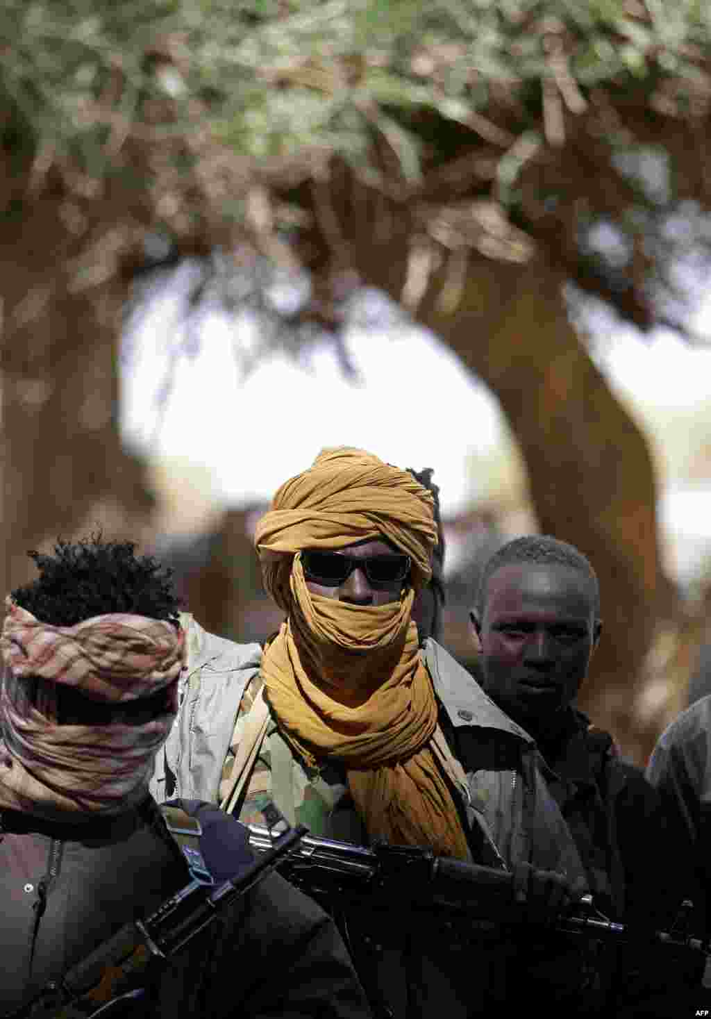 С 2003 года по сегодняшний день в суданском регионе Дарфур идет межэтнический конфликт между разрозненными военными группировками и центральным правительством. ЮНАМИД, совместная миротворческая миссия Африканского союза и ООН, призвана установить мир в регионе. Но конвои миссии регулярно подвергаются нападениям и грабежу со стороны группировок, которые либо продают оружие на черном рынке, либо оставляют его себе На фото – бойцы "Объединенного фронта противостояния" в Судане во время встречи между военными и политическими лидерами группировок, представителями Африканского союза и ООН. Январь 2008 года