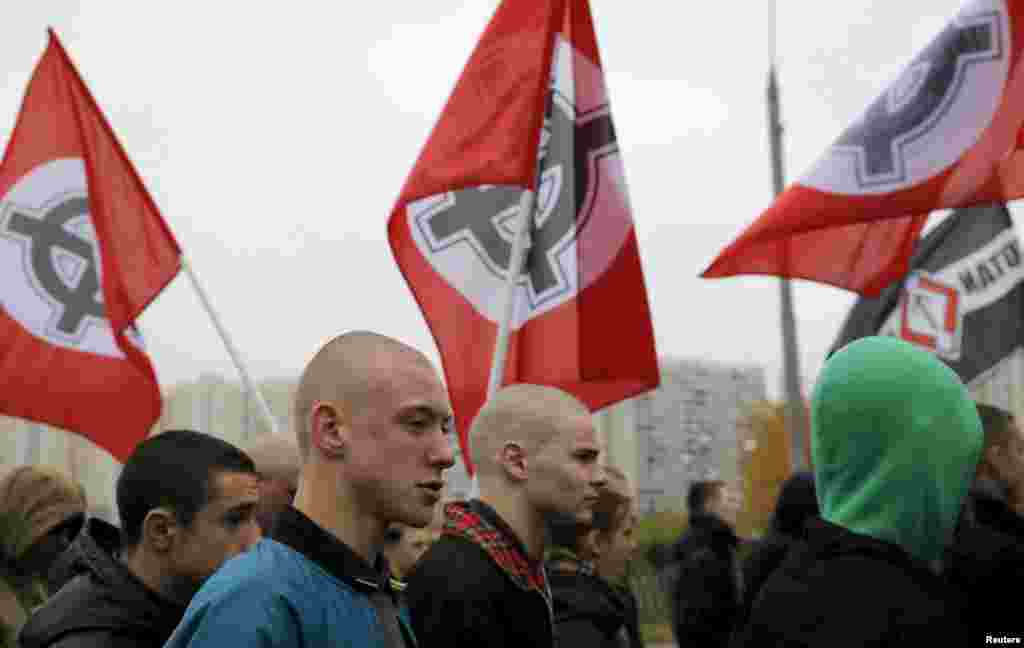 Участники "Русского марша" выступают с лозунгами "За права и свободы русского народа", "России – русскую власть", "Нет диктатуре". На акцию, по сообщениям полиции, пришли около 500 человек