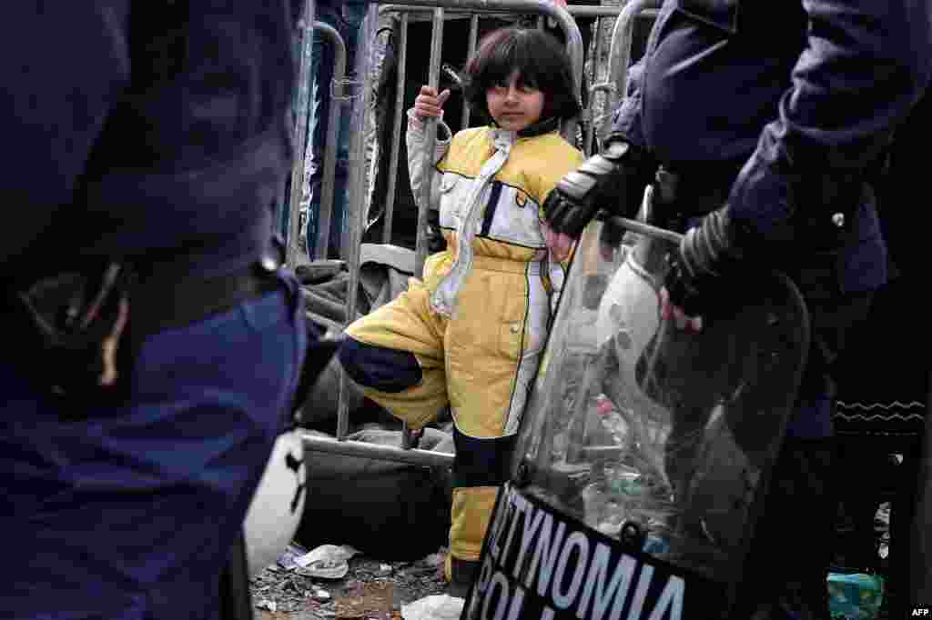 "Не приезжайте в Европу, не верьте нелегальным перевозчикам, не рискуйте жизнью и деньгами", – заявил Туск, пояснив, что он обращается ко "всем потенциальным нелегальным экономическим мигрантам" вне зависимости от страны происхождения