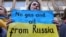 Участница антивоенного протеста возле посольства Германии в Брюсселе. Бельгия, 11 марта 2022 года. Фото: Reuters