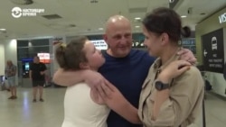 "Я счастлив, что я свободный человек". Освобожденный журналист Радио Свобода Владислав Есипенко воссоединился с семьей "Я счастлив, что я свободный человек". Освобожденный журналист Радио Свобода Владислав Есипенко воссоединился с семьей