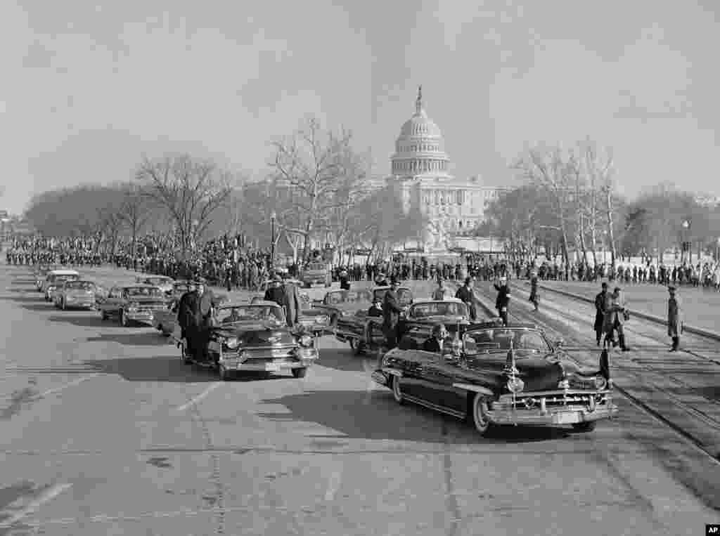Кортеж президента Джона Ф. Кеннеди (без шляпы, во главе кортежа) приближается к Пенсильвания-авеню после инаугурации 20 января 1961 года. Кеннеди был убит в ноябре 1963 года