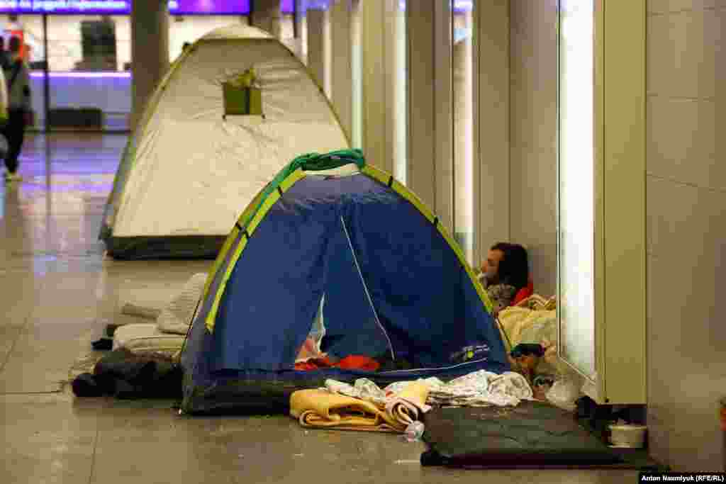 В последнем случае они пережидают время в раскинутых здесь же и в переходе станции метро палатках. 