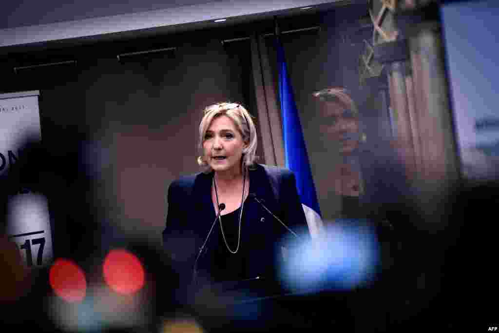 Марин Ле Пен 7 мая президентом Франции может стать лидер ультраправого "Национального фронта". В случае своего избрания она обещает провести референдум о выходе Франции из ЕС. Большое количество кандидатов, которые собираются участвовать в выборах, вполне может обеспечить ей победу уже в первом туре 23 апреля. Но многие продолжают верить, что ей, как и ее отцу в 2002 году, не удастся получить большинства голосов.