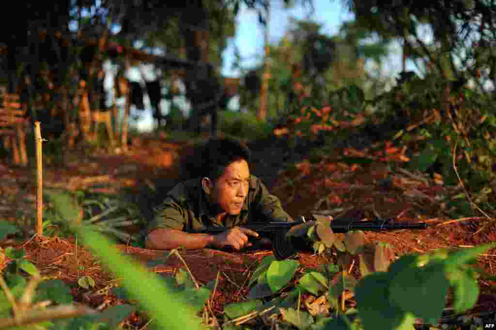 В начале 2000-х в рамках борьбы с терроризмом в Юго-Восточной Азии американцы поставляли оружие вооруженным силам Филиппин. Но из-за плохой охраны на складах оружие часто разворовывалось, а после перепродавалось за границу подпольным группировкам. Так Филиппины стали одним из основных источников оружия для бирманских повстанцев, пытавшихся свергнуть военное правительство в Бирме (сейчас – Мьянма) На фото – повстанец оппозиционной группировки Бирманский демократический фронт студентов Северной Бирмы. Сентябрь 2012 года