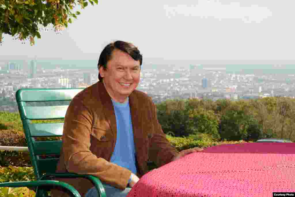 Весной 2007 года МВД Казахстана возбудило уголовные дела в отношении Алиева. Его подозревали в похищении двух топ-менеджеров (которых позже найдут мертвыми) "Нурбанка", владение которым приписывали Рахату Алиеву. Среди прочих обвинений - создание организованной преступной группы и руководство ею. В мае 2007 года он был объявлен в международный розыск. Сам Алиев связал опалу с намерением баллотироваться на пост президента Казахстана на президентских выборах в 2012 году. 