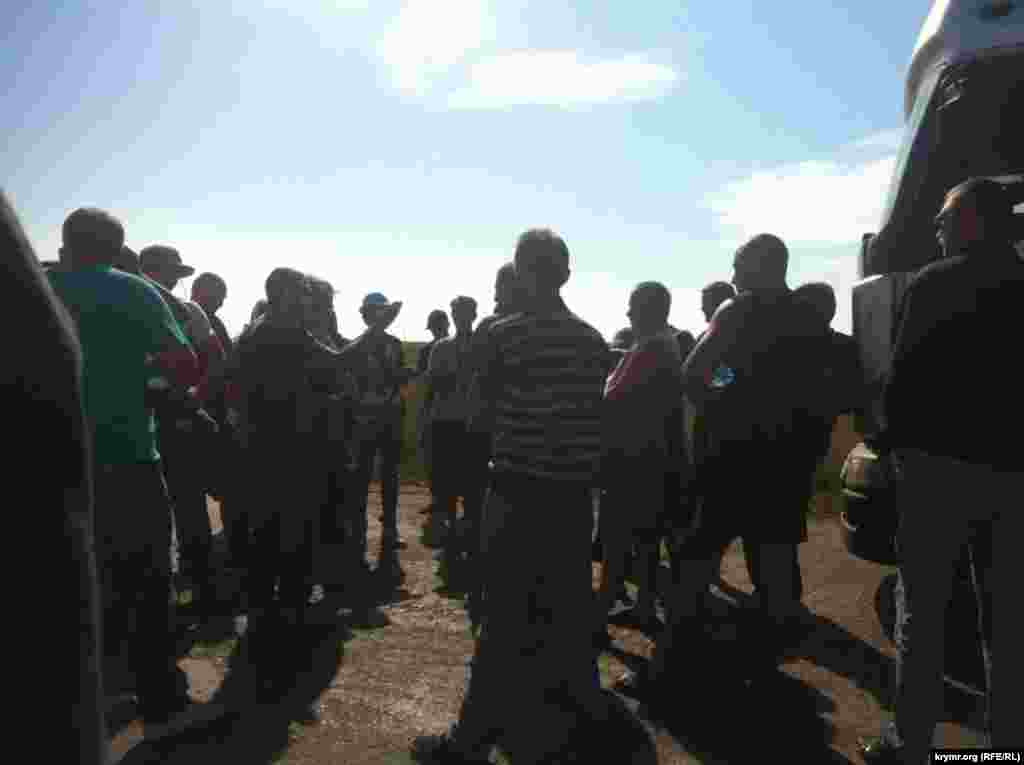 Между водителями и участниками акции проходят оживленные дискуссии