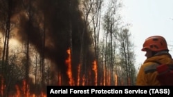 Пожарные перед огнем в Якутии, 2 августа 2021 года