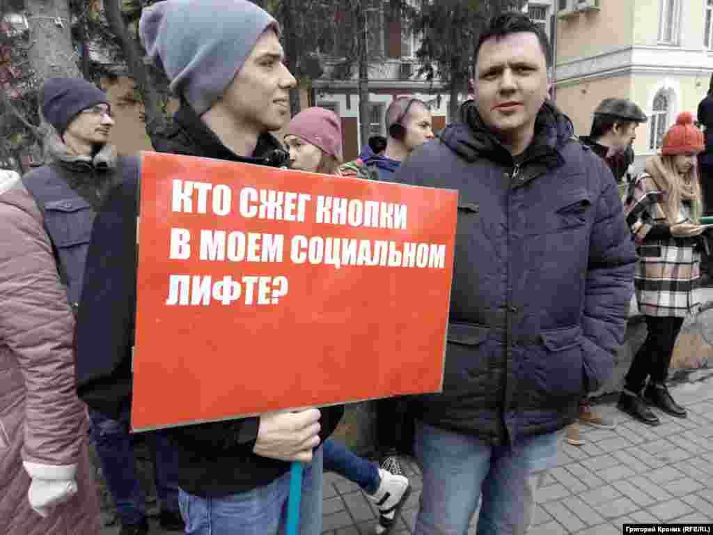 В новосибирской "Монстрации" приняли участие свыше 1000 человек. Лучшие плакаты отвезут в городской центр изобразительных искусств. 5 мая там пройдет выставка лучших баннеров "Монстрации". Главный баннер новосибирской Монстрации гласит: "НАМ ХАНА"