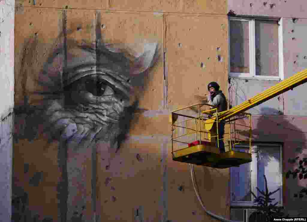 Ван Хелтен говорит, что у него нет намерения своей работой делать политическое заявление. “Кто я такой, чтобы делать заявления о сложной ситуации, как здесь? Честно говоря, я думаю, что если бы я пошел на другую сторону, то увидел бы тоже самое: точно таких же детей в классах. Тут разговор не про добро и зло”