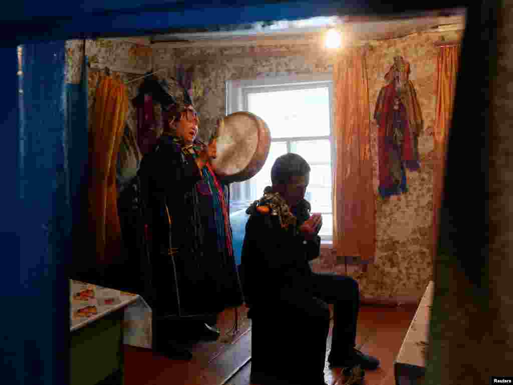 По поверьям тувинцев, обычные люди не могут стать шаманами по своему собственному желанию. Кто именно будет шаманом – решает дух, который вселяется в тело человека На фото – Анисия Монгуш из общества "Дунгур" (бубен) изгоняет злых духов во время спиритического сеанса