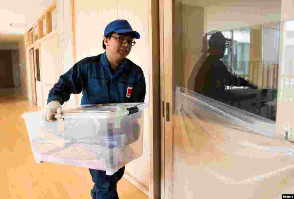 Но в первую волну вернутся лишь несколько сотен переселенцев. Большая часть из них – пожилые люди, которым дороги места, где они прожили большую часть жизни. На фото – работник Токийской электрической компании готовит начальную школу вблизи Фукусимы к открытию