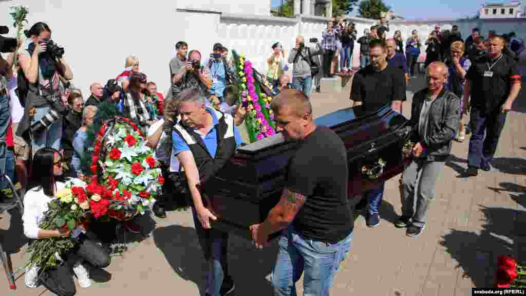 В Минске 15 августа похоронили Александра Тарайковского – демонстранта, погибшего во время разгона акции протеста около станции метро "Пушкинская" 10 августа. За все время протестов при разных обстоятельствах погибло по меньшей мере четыре человека. При этом власти и руководство МВД ни разу не признали, что люди погибли от рук силовиков.