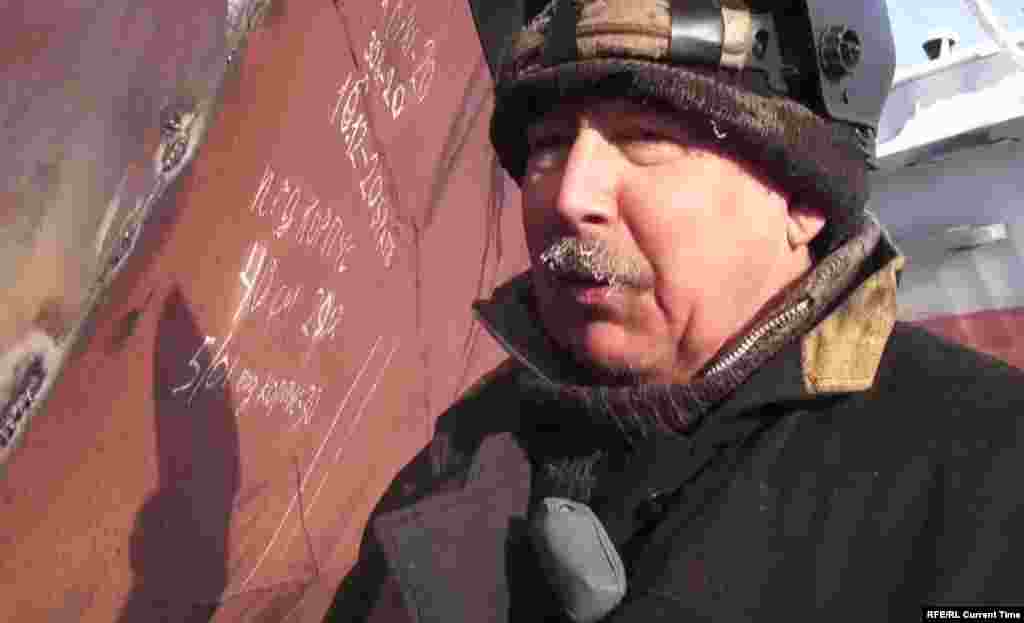 Александр Стебленко – сварщик-судоремонтник в Якутии. В отличие от коллег с судоремонтных заводов он работает на свежем воздухе в тридцати-сорокаградусные морозы. Выморозчики вырубают для него под дном вмерзшего в лет судна шахту, а Стебленко спускается вниз и осматривает металлический корпус и дно кораблей: нет ли трещин и других повреждений? Если есть – заваривает дыры или накладывает заплаты. Опасность такой работы – в том, что тонкое дно шахты может лопнуть от жары сварочного аппарата и брызг раскаленного металла. Поэтому сварщики перед спуском под корабль всегда обвязываются страховочной веревкой, которую на берегу держит напарник. И надеются, что их вытащат из воды, если они упадут. Посмотреть фильм о выморозчиках в Якутии. 