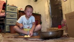 "Мама уходит на работу, когда мы спим". Как живут дети в самых бедных районах Бишкека "Мама уходит на работу, когда мы спим". Как живут дети в самых бедных районах Бишкека