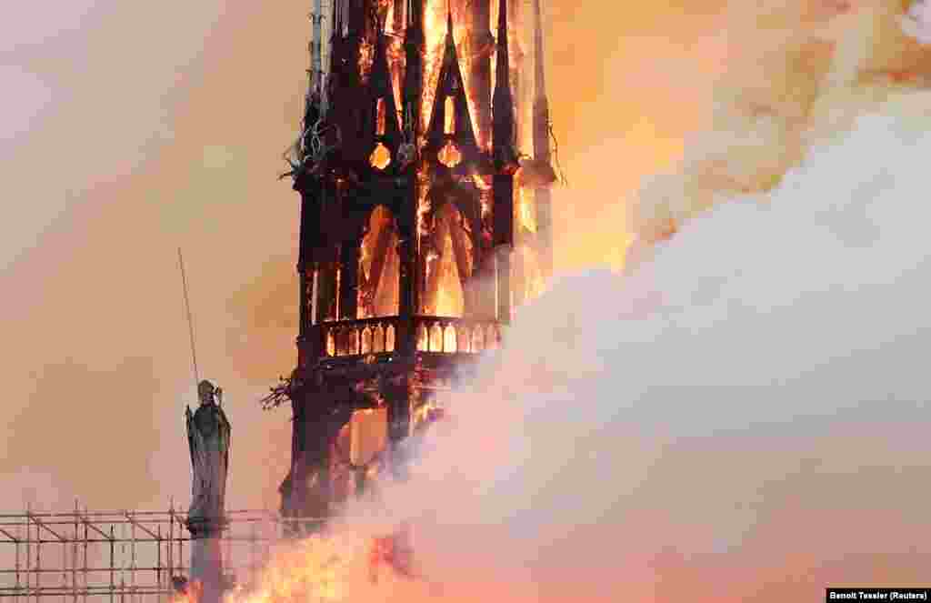 Президент Франции Эммануэль Макрон планировал вечером выступить с речью, но отменил выступление. Он принес соболезнования всем католикам и всем французам