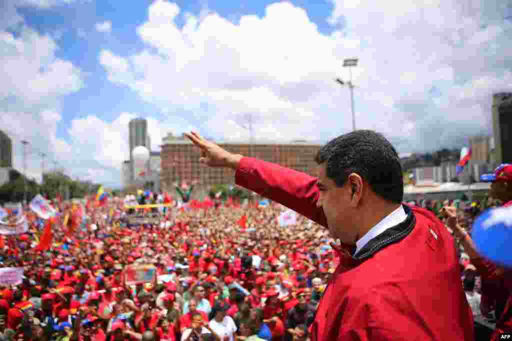 На фоне падающей нефти с прилавков магазинов быстро начали пропадать товары первой необходимости. В магазинах их можно получить по паспорту, отстояв длинные очереди. Тем не менее, голода в стране пока нет. На фото – Николас Мадуро выступает на пикете в поддержку своего правления. 1 сентября 2016 года