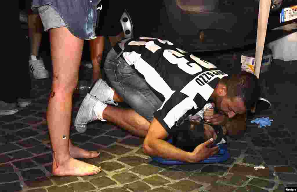 За 10 минут до окончания второго тайма раздались несколько громких хлопков (по предварительной версии, кто-то из болельщиков взорвал петарды) и началась паника