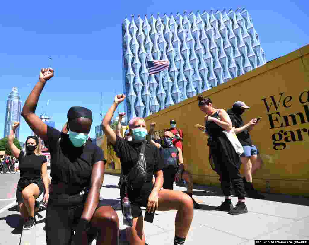 Люди опустились на одно колено в память о Флойде — этот способ традиционно используют для протестов против расизма. Солидарность с погибшим выразили и многие звезды спорта: баскетболист Майкл Джордан, футболисты Ашраф Хакими, Джейдон Санчо и другие.