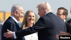 Премьер-министр Израиля Биньямин Нетаньяху приветствует президента США Дональда Трампа, Израиль, 13 октября 2025 года