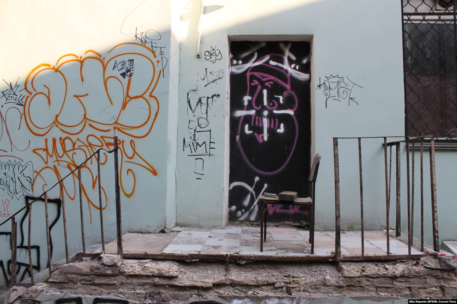 Вход в помещение на Новой Басманной улице, собственник которого отказался сотрудничать с "Ночлежкой"