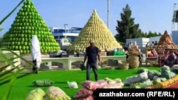 Продовольственное изобилие, продемонстрированное для гостей Авазы