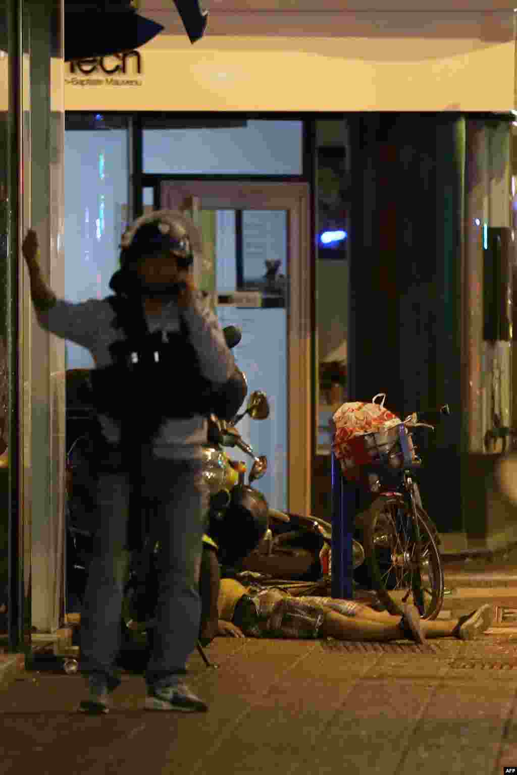 Источники во французской контрразведке сообщают, что глава Управления внутренней безопасности Патрик Кальвар предупреждал о возможной атаке. "Они перейдут к стадии использования заминированных автомобилей и взрывных устройств", – был убежден Кальвар. Французы опасались терактов во время чемпионата по футболу Евро-2016, поэтому до его окончания все объекты находились под пристальным наблюдением