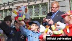 Виталий Милонов с детьми