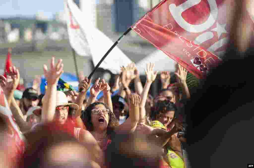 Правительство Русеф и правящая Партия трудящихся в последние годы наращивали госрасходы и вели протекционистскую политику в отношении бразильской экономики. В результате темпы роста экономики страны значительно снизились. На фото – сторонники президента на демонстрации в Белу-Оризонти