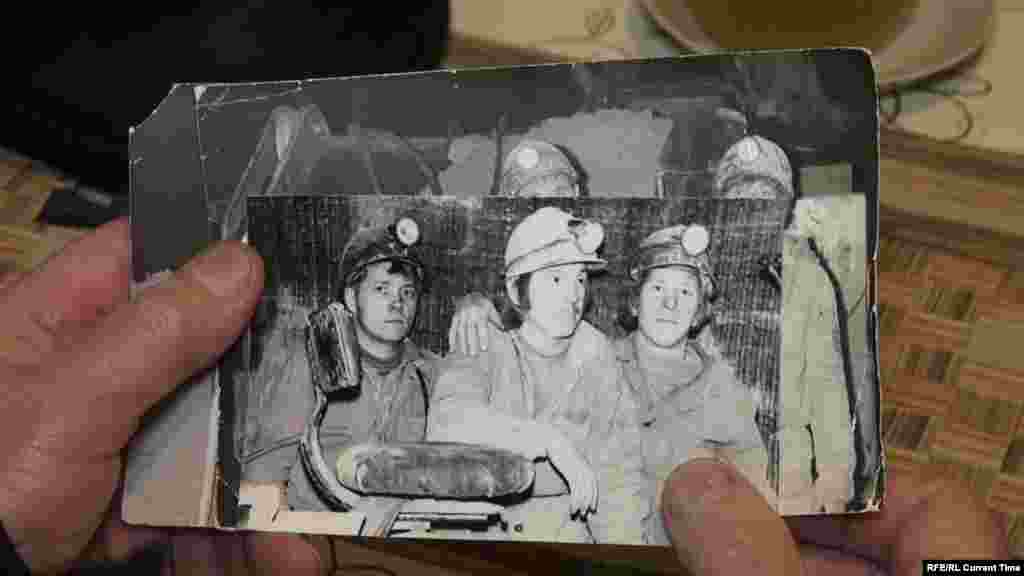 Михаил Мальцев 40 лет проработал в соляных шахтах "Уралкалия" в Березниках. Он видел, что в шахтах вплоть до 90-х годов не делали гидрозакладок (не заполняли их соляными растворами). Из-за этих ошибок в Березниках в последние годы образовалось уже более полудесятка провалов, и дом Михаила стоит рядом с одним из них. Каждое утро бывший шахтер выходит на балкон и смотрит, не приблизился ли провал. А когда его спрашивают, где было страшнее, под землей в шахте или сейчас, в собственном доме, задумывается: "На комбайне я вообще об этом не думал, не боялся. А сейчас дома, наверное, страшнее, чем в забое". Посмотреть фильм о Березниках и почитать о городе, который стоит над пустотой.