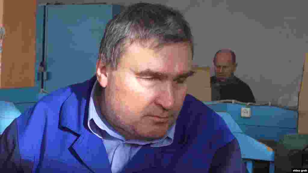 Сергей Иванов – герой репортажа о Русиново, "городе, который его жители никогда не видели". В марте 2017 года Кондаков снял фильм о поселке, где живут слабовидящие, и побывал дома у Сергея – в грязной коммуналке с провалившимися полами и соседом-алкоголиком, который его часто избивал. Вскоре зрители завалили нас вопросами, как помочь Сергею. И в итоге собрали деньги на новую квартиру. Сергей переехал туда летом 2017 года. Посмотреть фильм о Русиново и прочитать о Сергее и других жителях "города слепых".</span