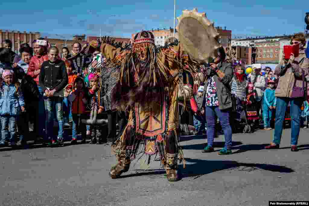 Эвенки или тунгусы населяют территорию современной России с VII века до нашей эры. Во время периода колонизации Сибири эвенков пытались насильно обратить в православие, но им удалось сохранить шаманизм как основную религию до сегодняшнего дня. На фото – женщина в костюме шамана исполняет традиционный танец