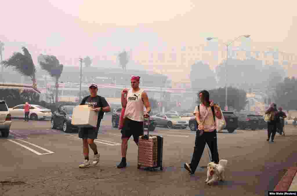 К побережью ведет только одно шоссе, которое оказалось заблокировано из-за скопления автомобилей, – жители бросали машины и бежали пешком в дымовой завесе и непосредственной близости от огня, пишет Reuters.