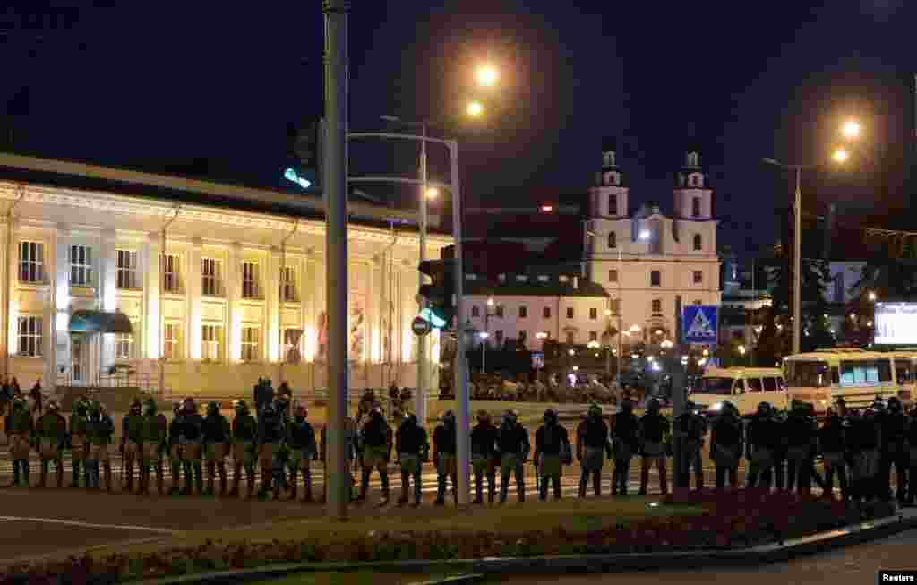 Корреспонденты Sputnik и "Еврорадио" рассказали о том, что протестующие бросили коктейли Молотова в бойцов ОМОН возле метро "Пушкинская". К протестующим в машинах "скорой" приезжают милиционеры и задерживают их, сообщают "Белсат" и "Медиазона"  