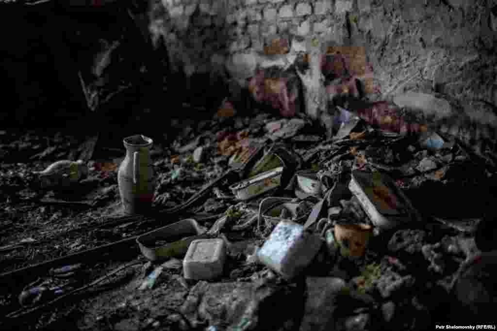 Неразорвавшийся снаряд, застрявший в полу дома. Дебальцево 