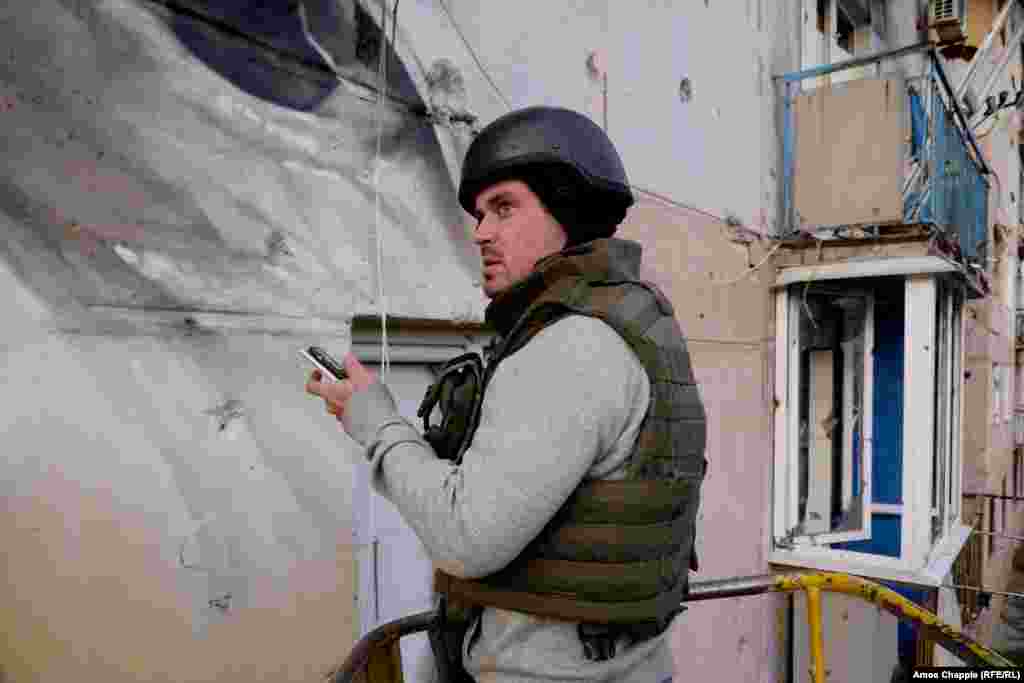 Несколько дней, которые ван Хелтен работал над муралом, во второй половине дня раздавались звуки взрывов и пулеметные очереди. Вскоре после того, как была сделана эта фотография, ван Хелтен спросил: “Если сепаратисты прорвут линию обороны или пойдут в наступление, мы же про это узнаем, да?”