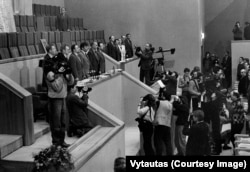 Провозглашение независимости от СССР в литовском парламенте 11 марта 1990 года. Витаутас Ландсбергис – в центре на трибуне