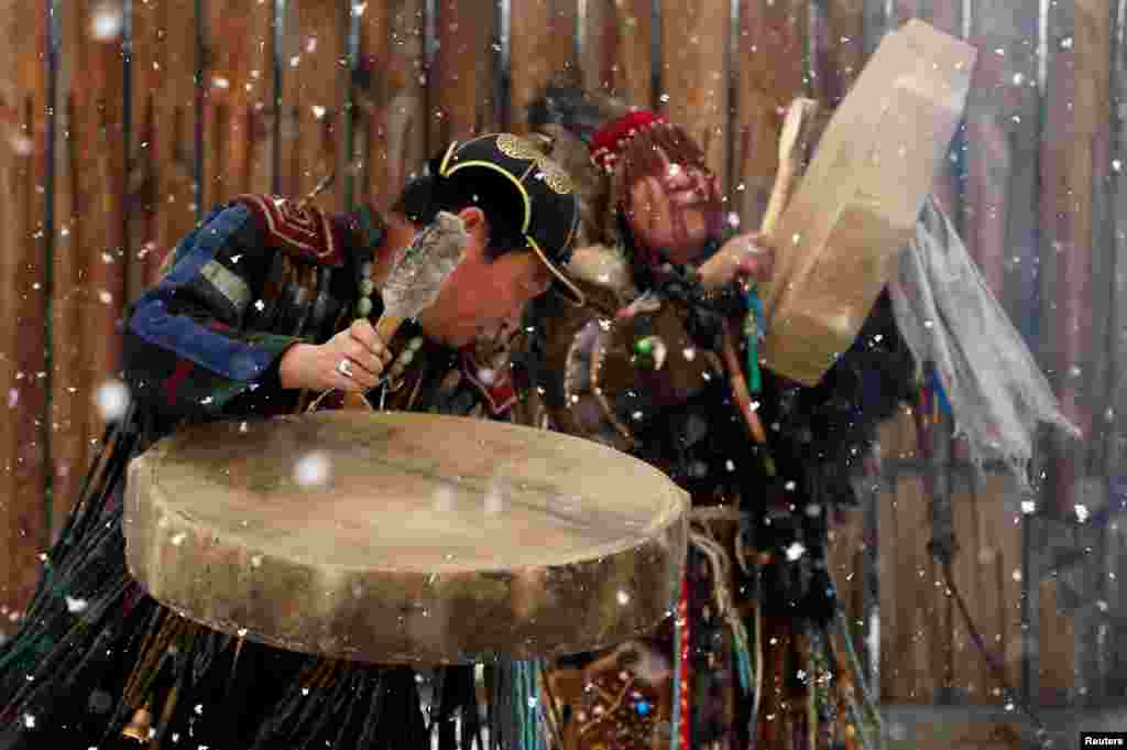 Бубен – важный шаманский атрибут. Считается, что именно он помагает шаману перенестись в мир духов и обратно. Чем громче и чаще удары, тем быстрее шаман продвигается в загробном мире. Бубен шаманы также называют "конем" На фото – шаманы общества "Медвежьего духа" проводят ритуал