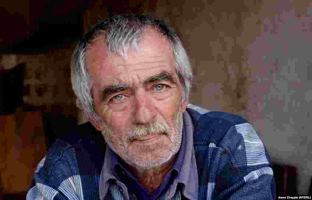 "Я сидел в какой-то квартире на пятом этаже, прислушиваясь к шуму шоссе", – говорит он. Не имея другого занятия, кроме как "пить и смотреть телевизор," Василий принял решение вернуться. Чернобыль его не отпускал