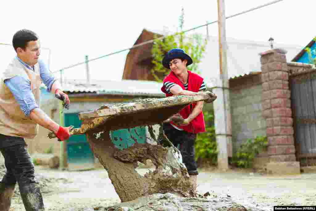 На фото - волонтеры общественного фонда "Шугыла" помагают чиститьдом Любови Александровны