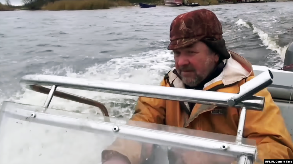 Алексей Тимохин – рыбак, который родился и всю жизнь прожил на острове Белова на Талабском архипелаге в Псковско-Чудском озере. Эти острова часто называют "Псковской Исландией". Когда-то местные рыбаки снабжали копченым и сушеным снетком и ряпушкой всю Россию, но сейчас на острове Белова живут лишь 20 человек. Каждый день, без праздников и выходных, Тимохин в любую погоду выходит на озеро проверять сети. И единственное отличие его работы от той, которую выполняли его дед и отец – рыбачит он с моторной лодки, а не с деревянного баркаса. Посмотреть фильм и прочитать об обитателях "Псковской Исландии". 