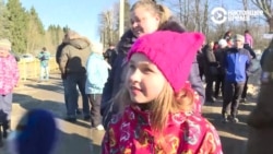 "Это не была угроза". Девочка Таня из Волоколамска о знаменитом жесте, протестах и своей розовой шапке "Это не была угроза". Девочка Таня из Волоколамска о знаменитом жесте, протестах и своей розовой шапке