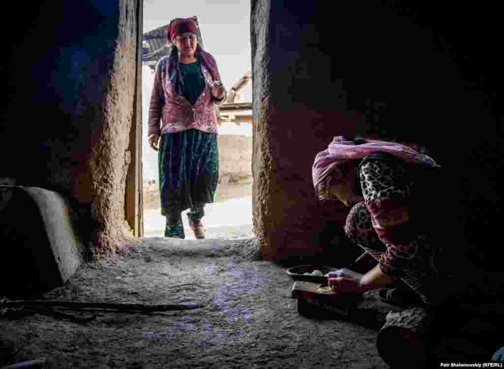 По факту смерти Умарали заведено уголовное дело. В заключении судмедэкспертов говорится, что причиной внезапной смерти был стремительно развившийся цитомегаловирус На фото – сестра Зарины готовит салат под присмотром матери