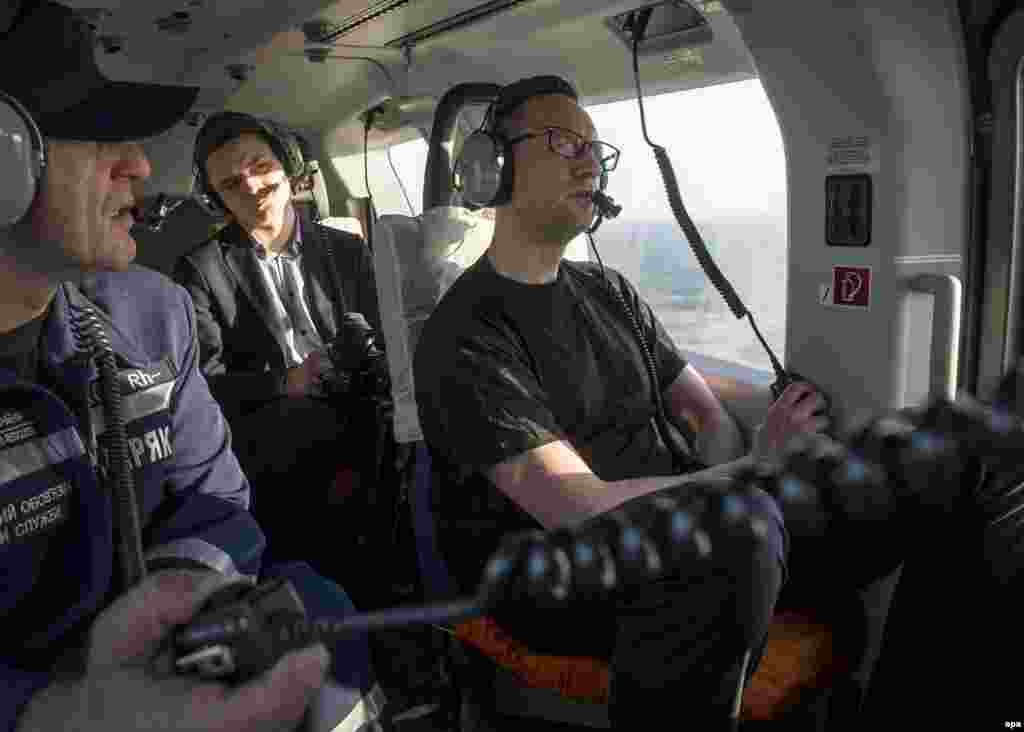 Украинский премьер Ярсений Яценюк облетает на вертолете район пожара в Зоне отчуждения вокруг Чернобыльской АЭС 