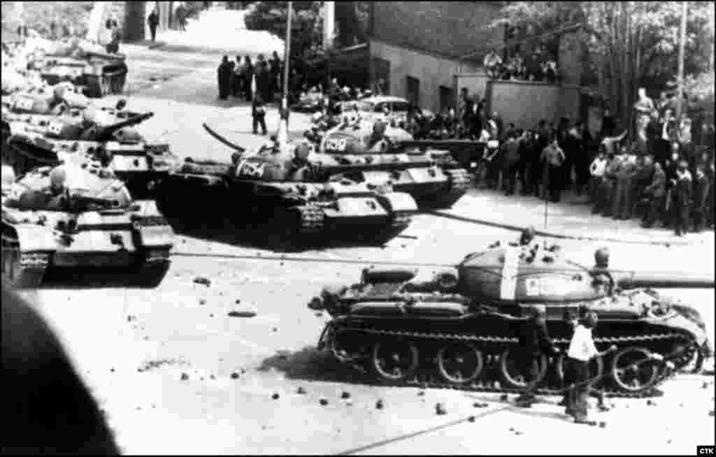 Но в Праге и других городах протестующие граждане пытались воспрепятствовать движению войск и техники. Активисты меняли указатели и таблички с названием улиц, а в магазинах были спрятаны все карты 