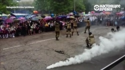 В Самаре одна из школ устроила первоклассникам линейку с оружием, спецназом и дымовыми шашками В Самаре одна из школ устроила первоклассникам линейку с оружием, спецназом и дымовыми шашками