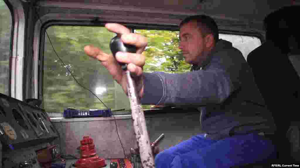 Артур Календжян – водитель поезда узкоколейной железной дороги в Апшеронске в Краснодарском крае. Поезд местные жители называют "Матрица", а самого Артура сравнивают с летчиком Мимино, который всегда готов помочь жителям окрестных деревень. "Я и нянька, и механик, и машинист, и кондуктор", – смеется Артур, чей старый поезд регулярно буксует на стертых рельсах. Если это происходит, машинист "матрицы" спускается вниз и посыпает рельсы песком – для улучшения сцепления. Посмотреть фильм об Апшеронской узкоколейке и ее пассажирах и прочитать истории пассажиров. 