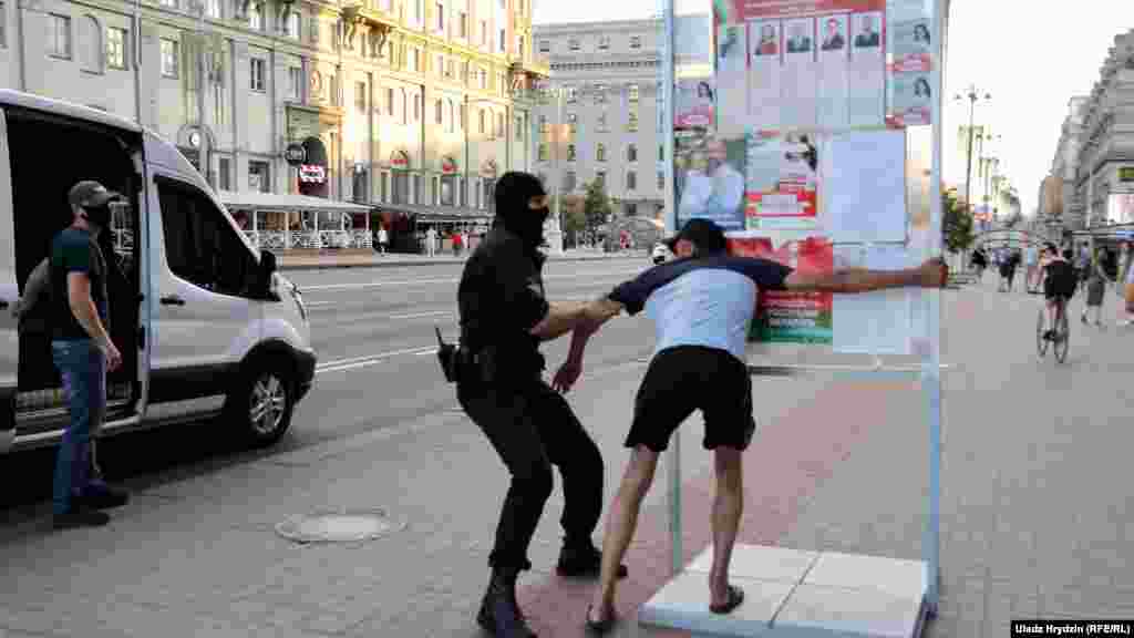 Задержания в Минске в последний день перед выборами, 8 августа. С начала избирательной кампании правозащитники насчитали более 1300 задержанных – это участники "цепей солидарности", члены инициативных групп, активисты, политики, блогеры, журналисты и просто прохожие на улицах. Сотни человек получили административные аресты и штрафы.