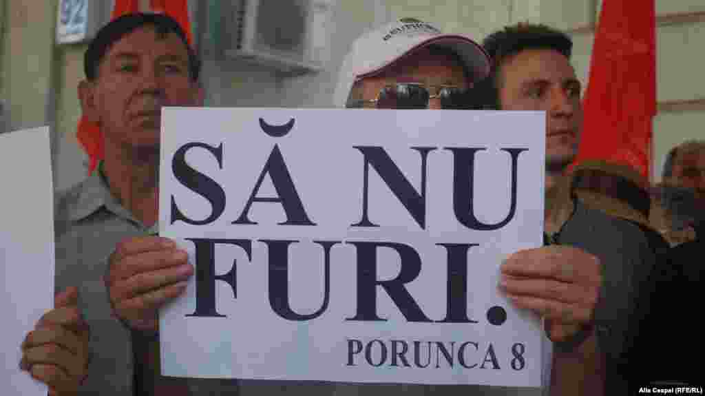 Протестующие кричали "позор", "отставка", и "как платить за свет?"