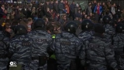 Митинги "Он нам не Димон" на экранах мировых и федеральных телеканалов: в чем разница